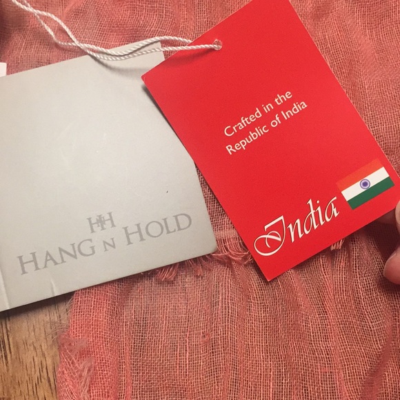 Hang n hold pink scarf never worn NWT - Picture 4 of 4